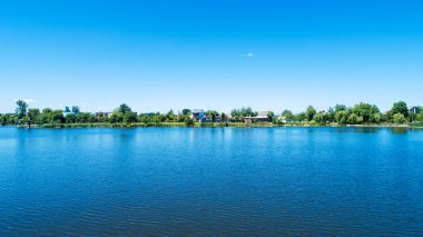 Pitoresk orman ve sakin Nehri