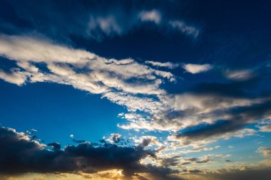 Bulutlu ve güneşli güzel mavi gökyüzü