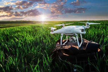 Yeşil mısır tarlasında İHA kuadkopteri