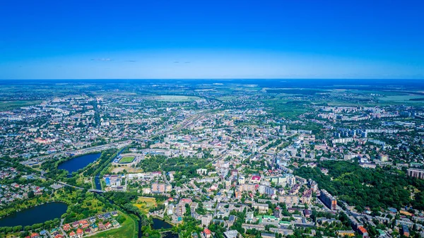 güzel şehrin dron günbatımı sırasında havadan görünümü