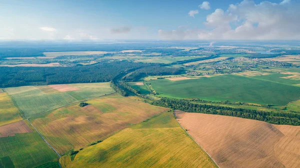 gün batımı sırasında yeşil alanlar. uçağı ile hava atış