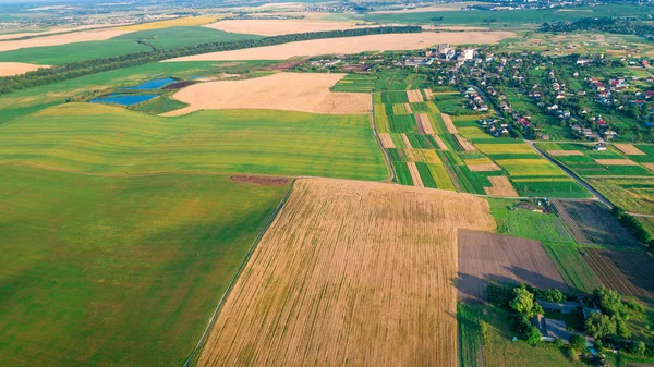 gün batımı sırasında yeşil alanlar. uçağı ile hava atış