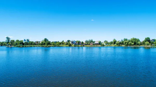 Pitoresk orman ve sakin Nehri