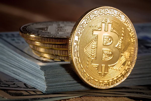 Altın bitcoin sikke ve bize dolar kapatın. Elektronik kripto para