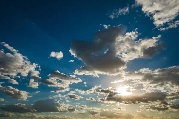 Piękne Błękitne Niebo Chmurami Słońcem — Zdjęcie stockowe
