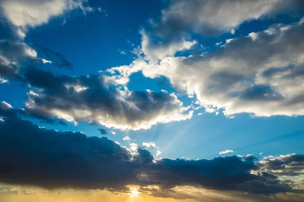 Bellissimo Cielo Blu Con Nuvole Sole — Foto Stock