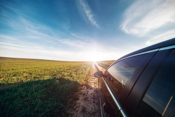 Coche Negro Campo Trigo Verde Durante Puesta Del Sol —  Fotos de Stock