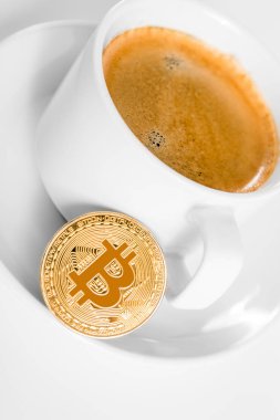 Cryptocurrency altın bitcoin ayakta beyaz bir arka plan üzerinde izole kahve Kupası