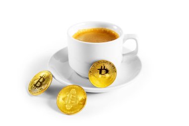Cryptocurrency altın bitcoins beyaz bir arka plan üzerinde izole kahve fincanı yakınındaki