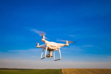 Yeşil mısır tarlasında İHA kuadkopteri