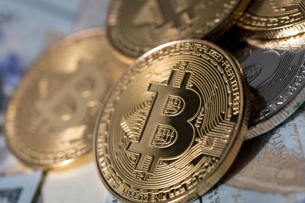 Altın bitcoin sikke ve bize dolar kapatın. Elektronik kripto para