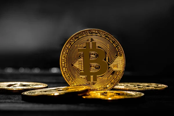 Ahşap masa altın Bitcoin para. Elektronik kripto para