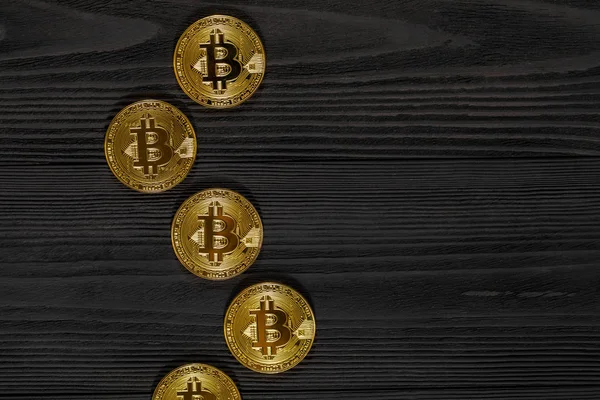Ahşap masa altın Bitcoin para. Elektronik kripto para