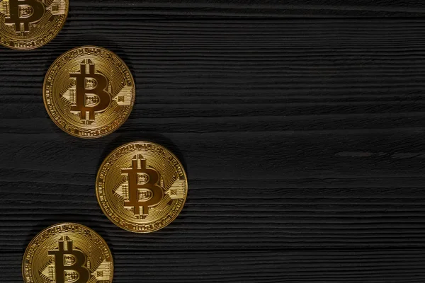 Ahşap masa altın Bitcoin para. Elektronik kripto para