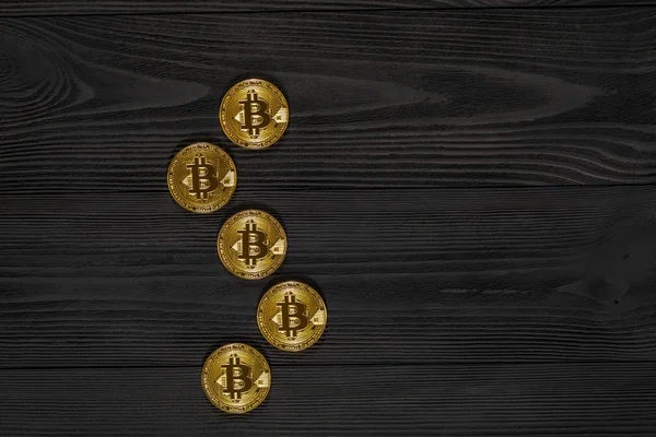 Ahşap masa altın Bitcoin para. Elektronik kripto para