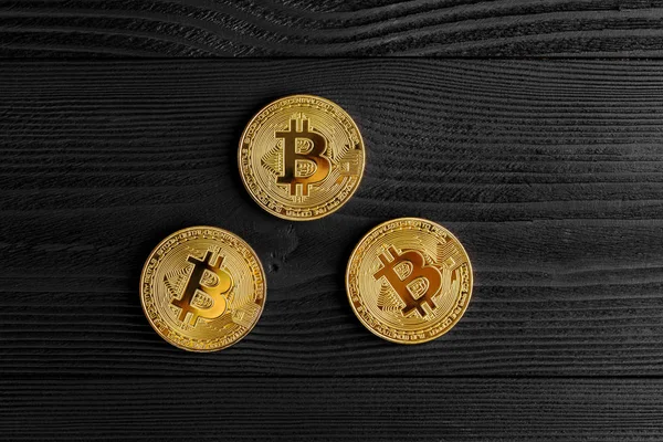 Ahşap masa altın Bitcoin para. Elektronik kripto para