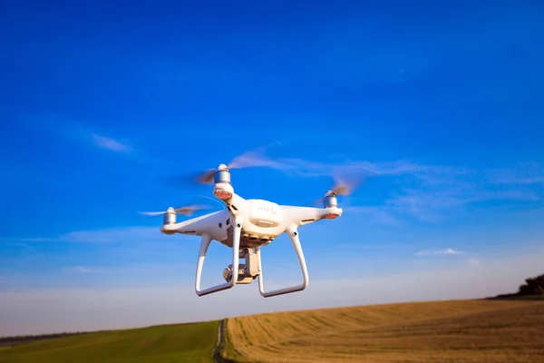 Quadricóptero Drone Campo Milho Verde — Fotografia de Stock