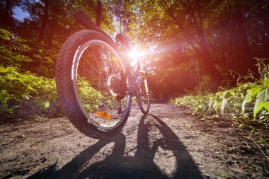 Bisikletle tepeden aşağıya doğru hızla inen dağ bisikleti. Motorcuların gözlerinden bak.