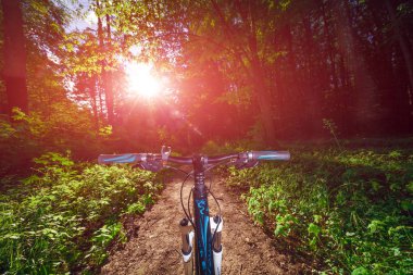 Bisikletle tepeden aşağıya doğru hızla inen dağ bisikleti. Motorcuların gözlerinden bak.