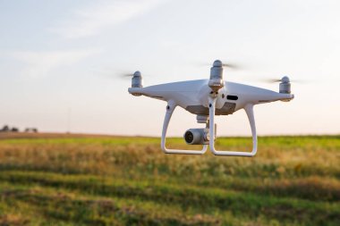 Beyaz dron kameraya yakın çekim. Drone quadcopter uçuş