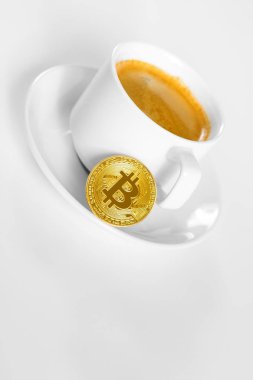 Cryptocurrency altın bitcoin ayakta beyaz bir arka plan üzerinde izole kahve Kupası