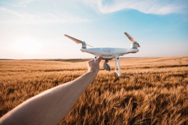 sarı alan arka plan karşı izole adam elinde beyaz dron