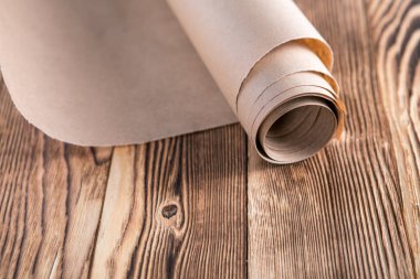 ahşap arka plan üzerinde izole sarı kraft kağıt