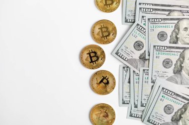 Altın Bitcoin madeni para üzerimizde. Yakın plan. Elektronik kripto para birimi