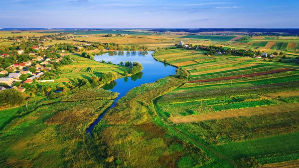 Kameralı bir dron, güzel bir yaz nehri yüksekten küçük bir nehir