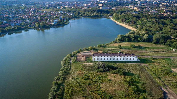 City adlı uçağı günbatımı