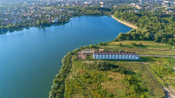 City adlı uçağı günbatımı