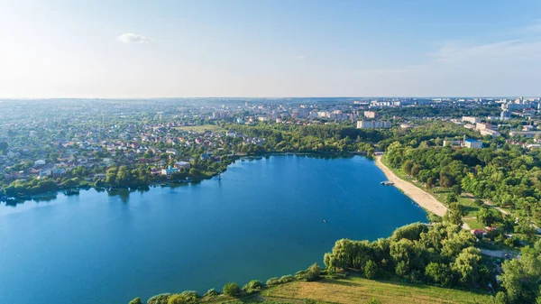 City adlı uçağı günbatımı