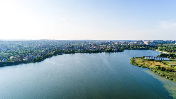 City adlı uçağı günbatımı