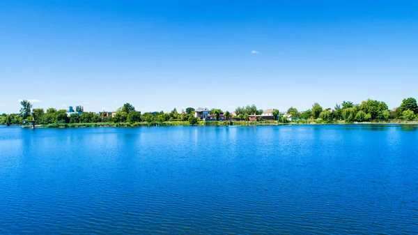 Resimli orman ve nehir.