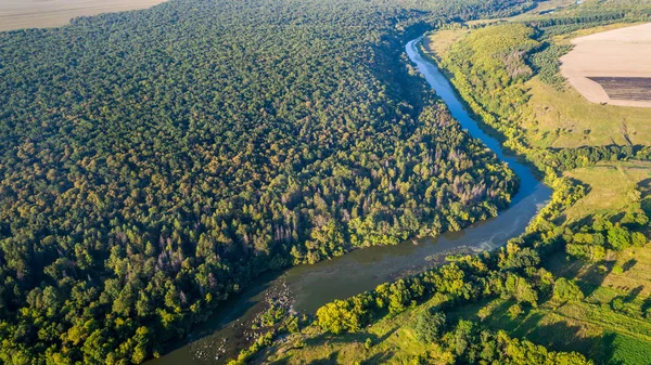 Kameralı bir dron, güzel bir yaz nehri yüksekten küçük bir nehir