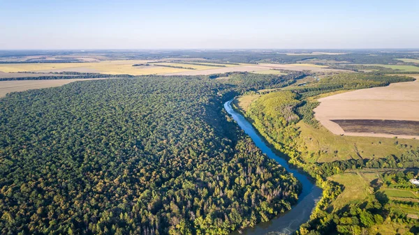 Kameralı bir dron, güzel bir yaz nehri yüksekten küçük bir nehir