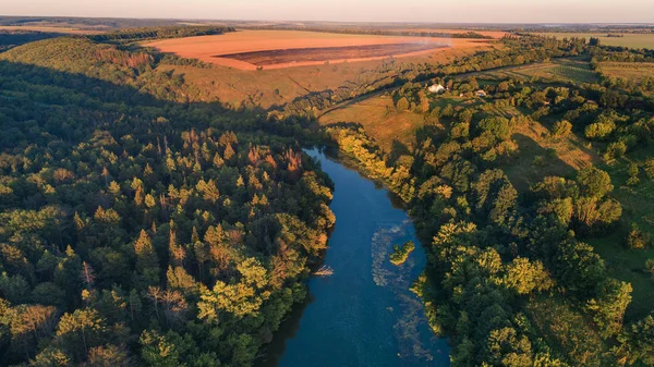 Kameralı bir dron, güzel bir yaz nehri yüksekten küçük bir nehir
