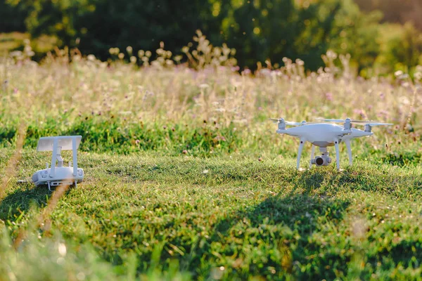 Zamknąć Biały Drone Aparatu Drone Quadcopter Locie — Zdjęcie stockowe