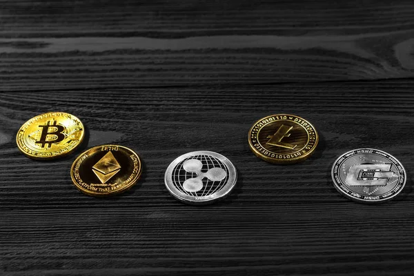Moedas Prata Ouro Com Bitcoin Ondulação Ethereum Símbolo Fundo Madeira — Fotografia de Stock