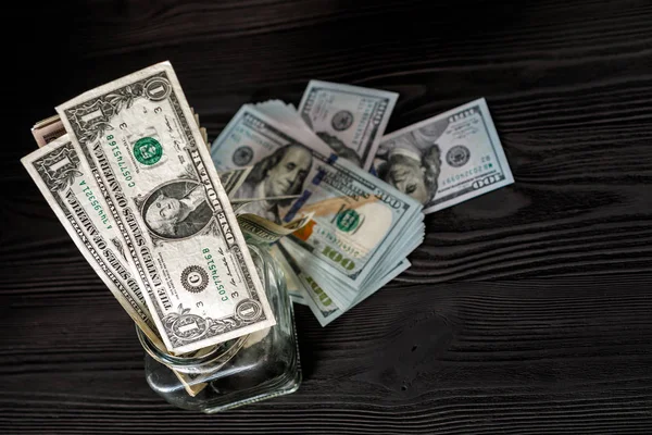 Αμερικανικά Δολάρια Ένα Γυάλινο Βάζο Ξύλινο Φόντο — Φωτογραφία Αρχείου