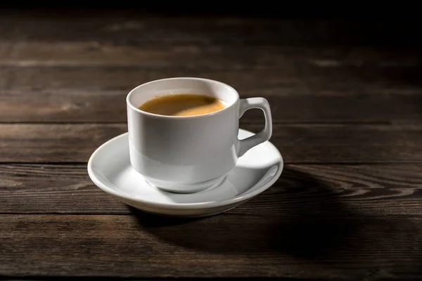 Caffè Nero Tazza Bianca Sfondo Legno Nero — Foto Stock