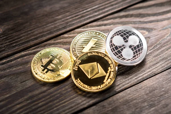 Monedas Plata Oro Con Bitcoin Ondulación Símbolo Etéreo Sobre Fondo — Foto de Stock