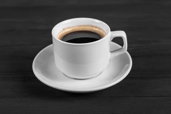 Svart Kaffe Vit Kopp Svart Trä Bakgrund — Stockfoto