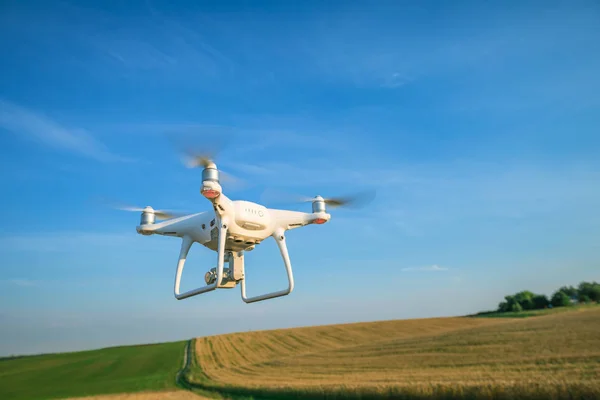 Quad Copter Drone Gele Maïsveld — Stockfoto