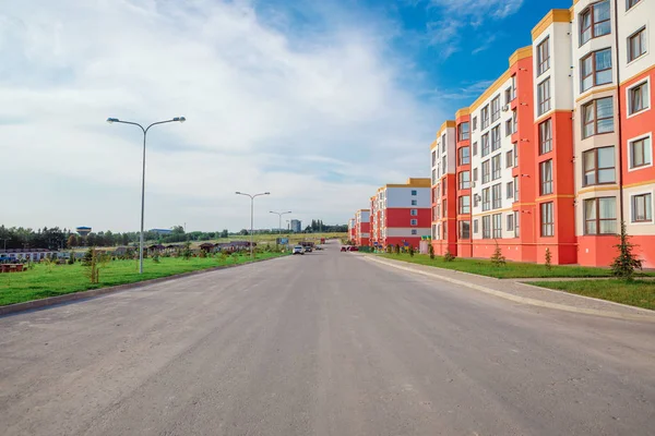 Edificio Varios Pisos Con Una Fuente Parque — Foto de Stock