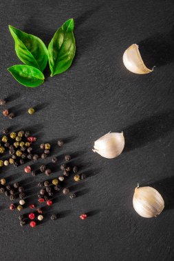 Garlick rezene biber bazilika siyah taş zemin