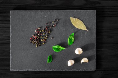 Garlick rezene biber bazilika siyah taş zemin