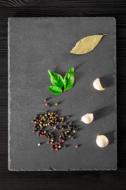 Garlick rezene biber bazilika siyah taş zemin