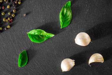 Garlick rezene biber bazilika siyah taş zemin