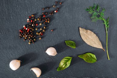 Garlick rezene biber bazilika siyah taş zemin